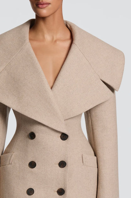 Cappotto Lungo Sartoriale con Maximantellina Un capospalla scenografico e di classe che ridefinisce l'eleganza invernale. Caratterizzato da un'ampia mantellina sulle spalle e una silhouette clessidra accentuata dal punto vita segnato.