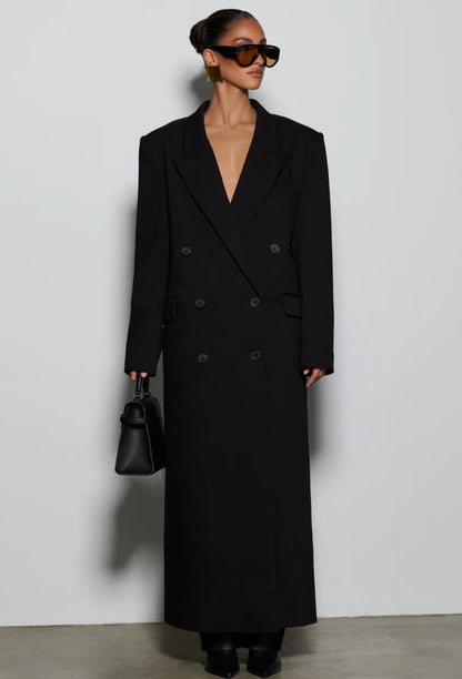 Cappotto ISABELLA  lungo dal taglio sartoriale con design doppiopetto e spalle strutturate. Elegante e versatile, perfetto per completare look sofisticati nelle giornate più fredde.