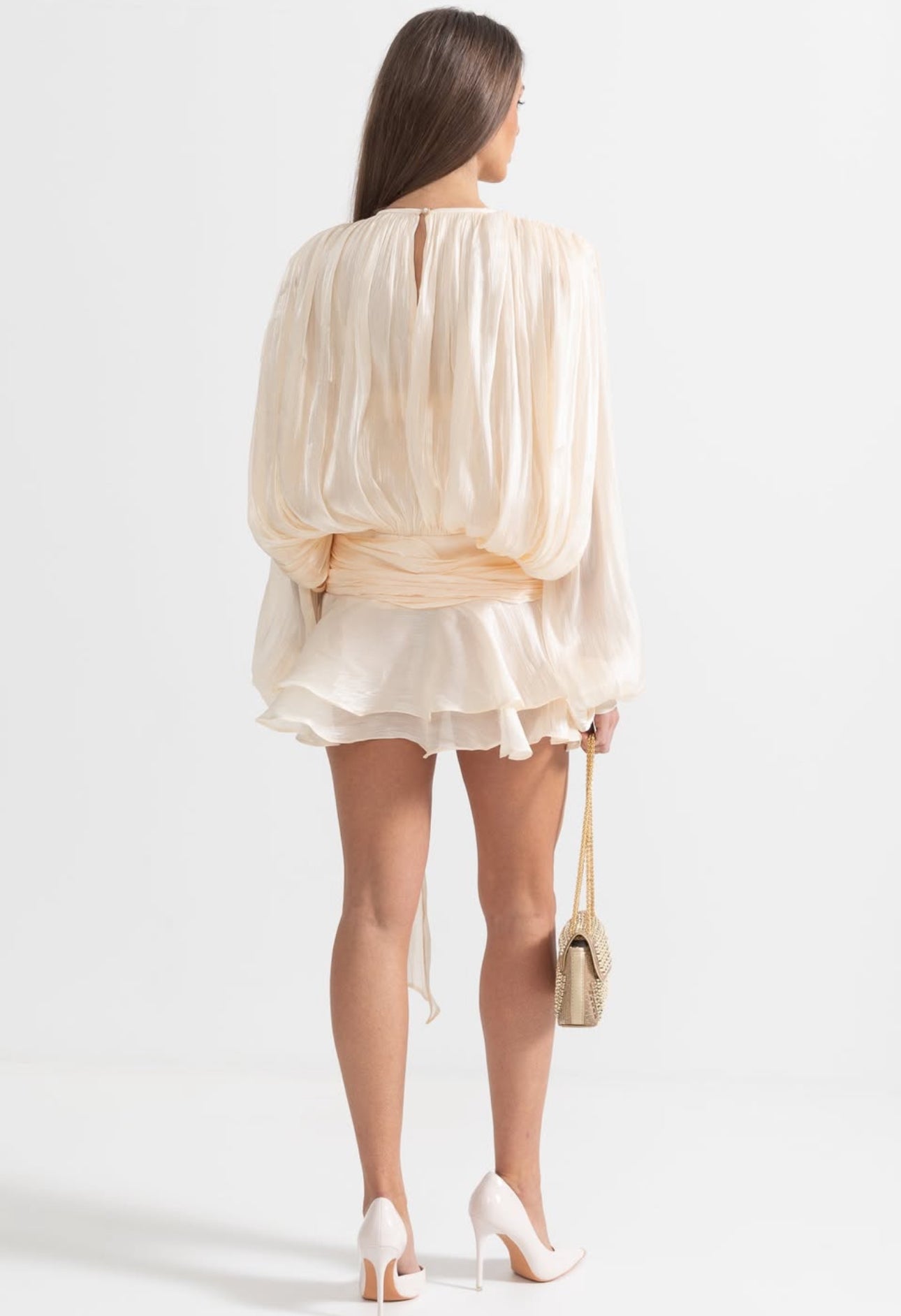 Mini dress CHARLOTTE in dettaglio plissettato su tutto l’abito, manica a sbuffo, elastico sul retro, spallina interna piu pantaloncino non fartelo scappare