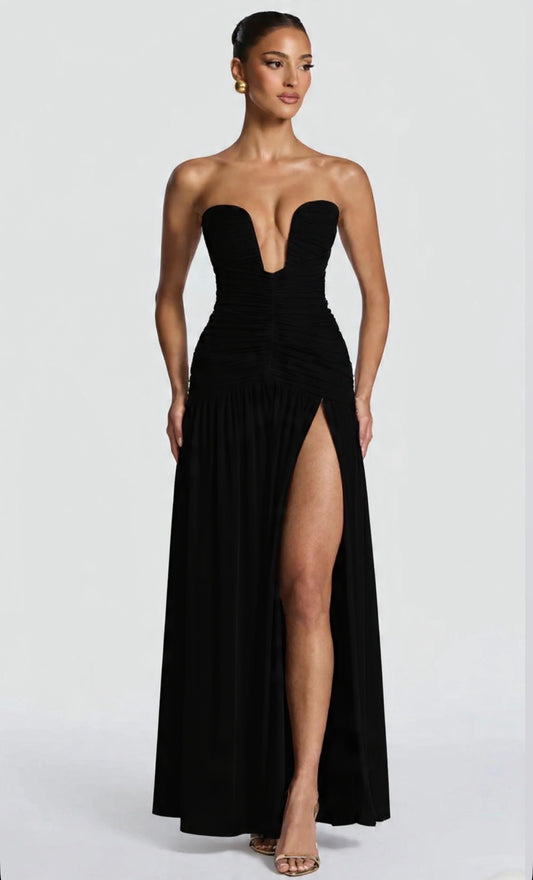 Abito Luana con Spacco
Con dettagli su bustier senza spalline, scollo a cuore profondo, corpetto drappeggiato, gonna fluida con spacco alto