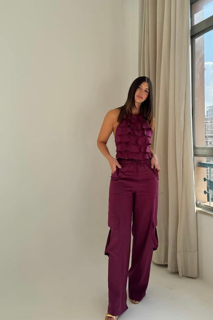 Set PALOMA Look minimal ma d’impatto: top con balze leggere e pantalone ampio con tasche cargo.
Il completo perfetto per giornate estive all’insegna dello stile e della comodità.
Disponibile in 5 colori