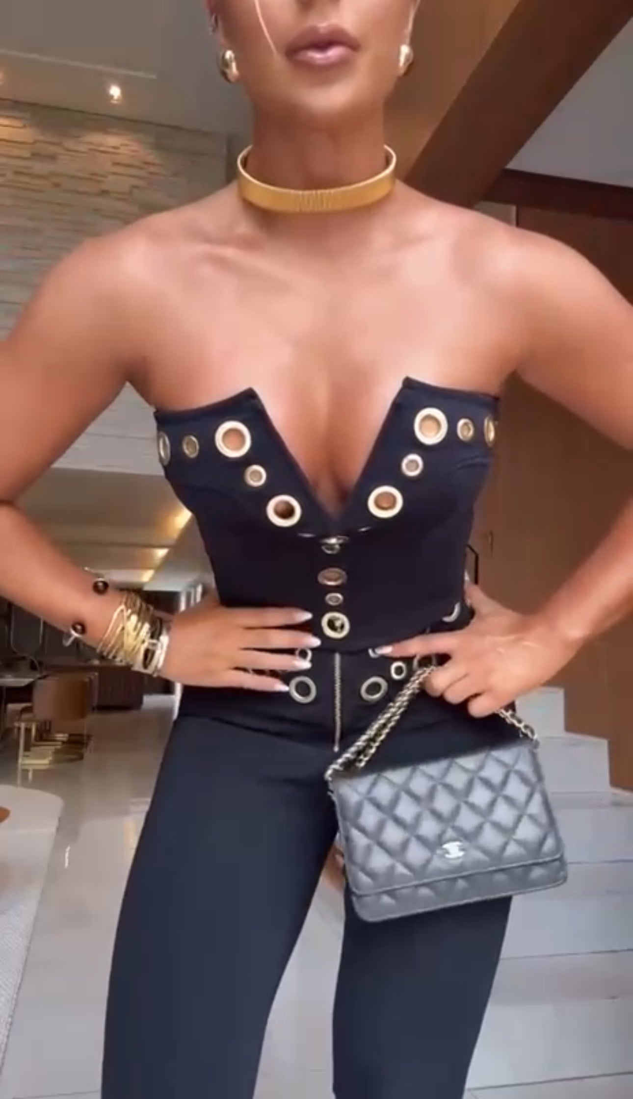 Coordinato MORGANA  Aggiungi un tocco di audacia e stile al tuo guardaroba con questo completo due pezzi nero, composto da un top e un pantalone a zampa. Il design si distingue per i dettagli in metallo ad anelli