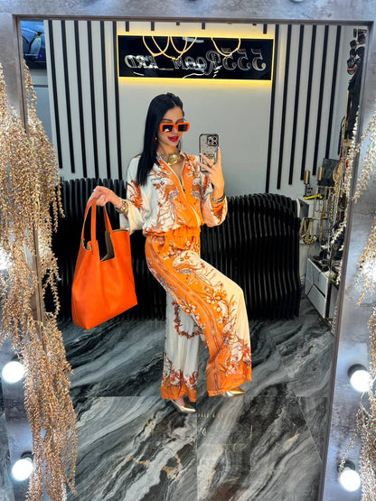 Setcord VANESSA è un elegante completo coordinato in seta satinato con un vivace design barocco
