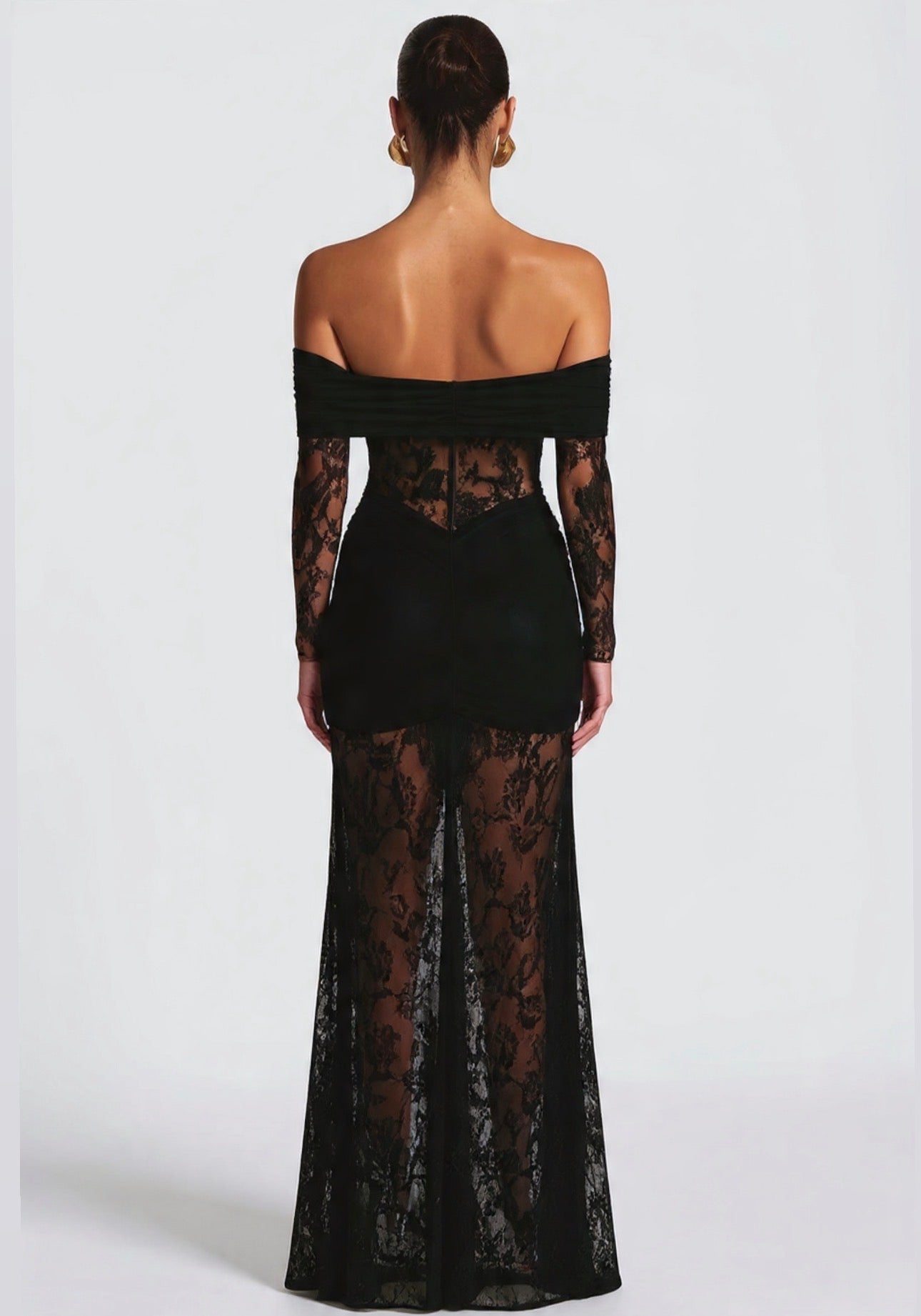 Abito AMIRA Trasparenze audaci e drappeggi perfetti. Scopri l'abito lungo in pizzo e mesh che ridefinisce l'eleganza per i tuoi eventi speciali.