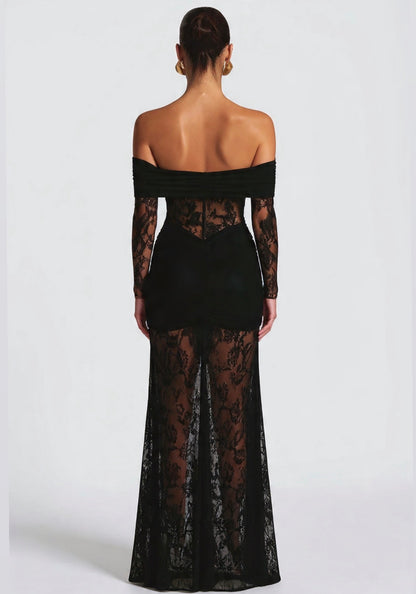 Abito AMIRA Trasparenze audaci e drappeggi perfetti. Scopri l'abito lungo in pizzo e mesh che ridefinisce l'eleganza per i tuoi eventi speciali.