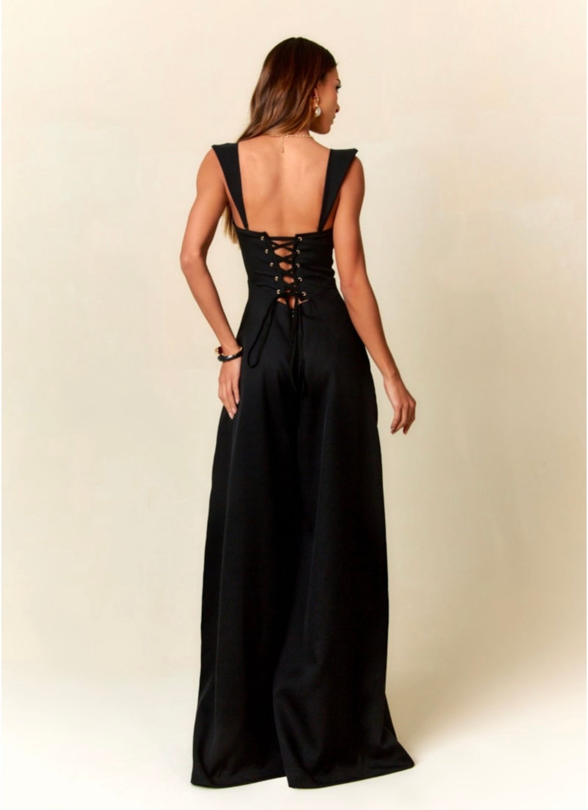 Jumpsuit Sartoriale a Gamba Larga questo capo combina la struttura audace di un bustier con la fluidità elegante dei pantaloni a gamba larga, creando una silhouette clessidra che esalta ogni figura.