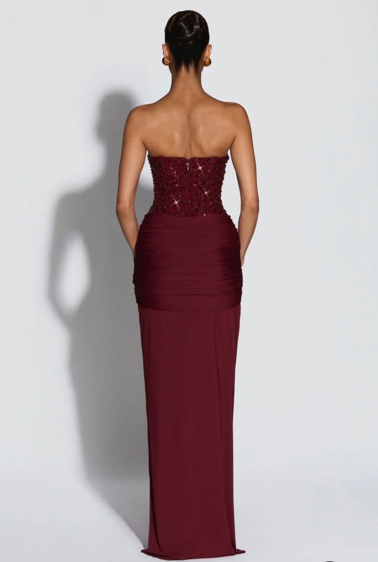 Long dress LUNA Romantico e sofisticato,è pensato per lasciare il segno. Il corpetto strapless strutturato, impreziosito da micro-cristalli luminosi, valorizza il décolleté e la silhouette. La gonna lunga in tessuto fluido cade morbida