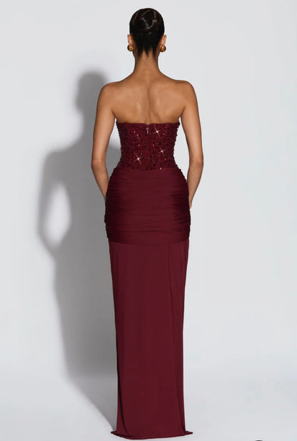 Long dress LUNA Romantico e sofisticato,è pensato per lasciare il segno. Il corpetto strapless strutturato, impreziosito da micro-cristalli luminosi, valorizza il décolleté e la silhouette. La gonna lunga in tessuto fluido cade morbida