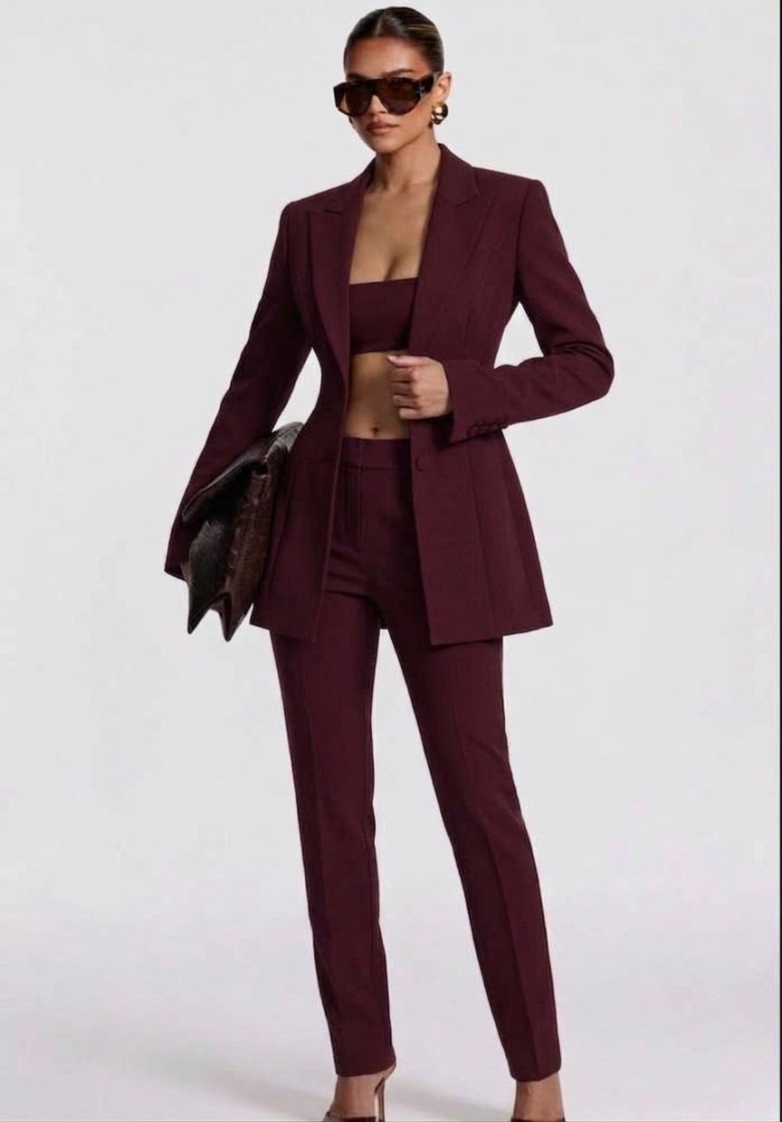 Tailleur ELEONORA SLIM in promozione Completo elegante composto da giacca avvitata slim pantaloni a sigaretta e top coordinato. Un look moderno e sofisticato, perfetto per eventi, serate chic o outfit di tendenza.