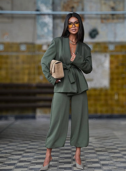 Completo SAMIRA Caldo, elegante e dal carattere contemporaneo. Questo completo due pezzi è realizzato in morbido cotone invernale, un tessuto avvolgente e confortevole perfetto per affrontare la stagione fredda con stile senza rinunciare alla comodità.