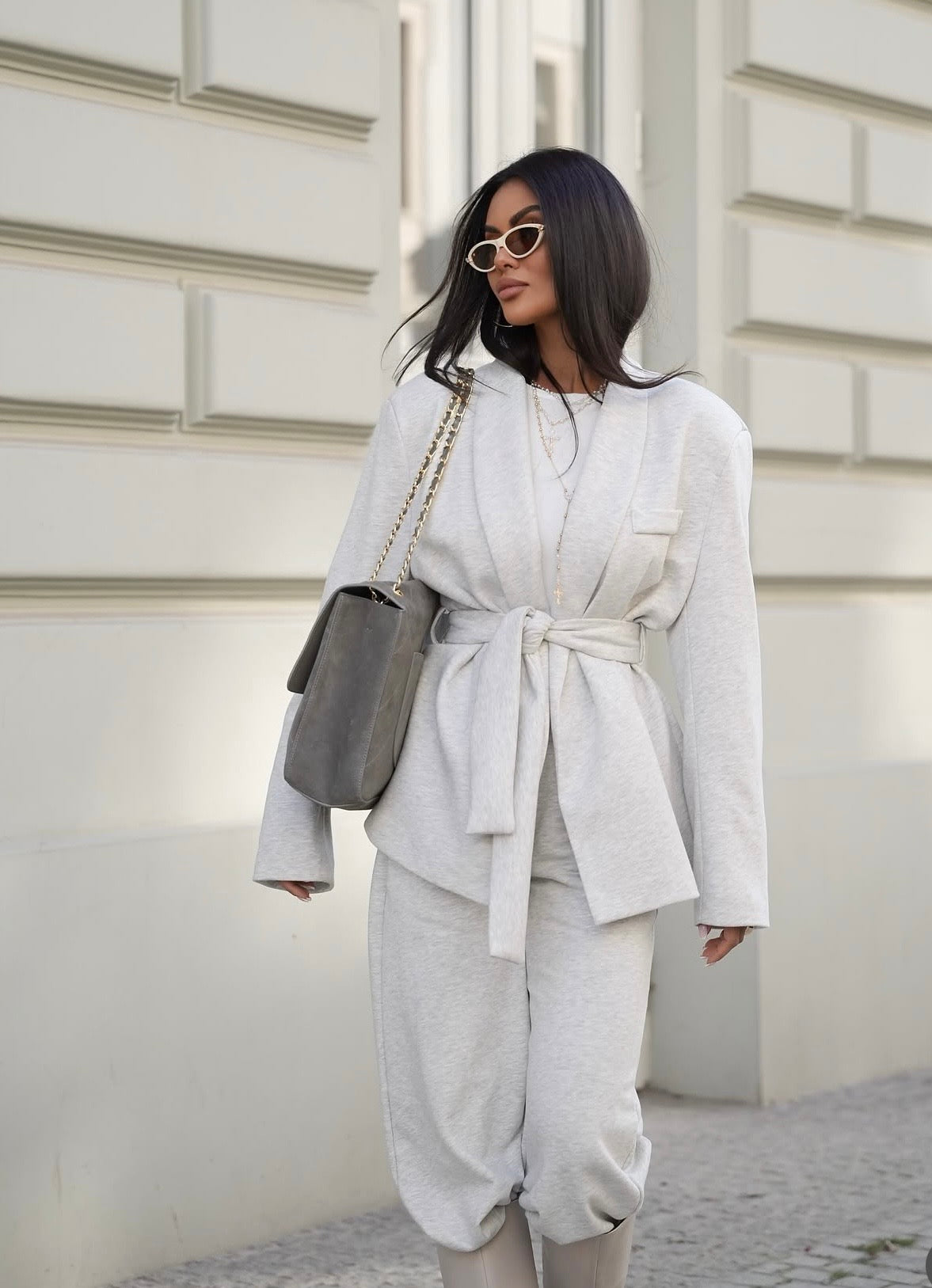 Completo SAMIRA Caldo, elegante e dal carattere contemporaneo. Questo completo due pezzi è realizzato in morbido cotone invernale, un tessuto avvolgente e confortevole perfetto per affrontare la stagione fredda con stile senza rinunciare alla comodità.