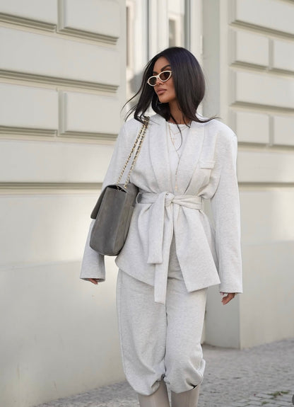 Completo SAMIRA Caldo, elegante e dal carattere contemporaneo. Questo completo due pezzi è realizzato in morbido cotone invernale, un tessuto avvolgente e confortevole perfetto per affrontare la stagione fredda con stile senza rinunciare alla comodità.