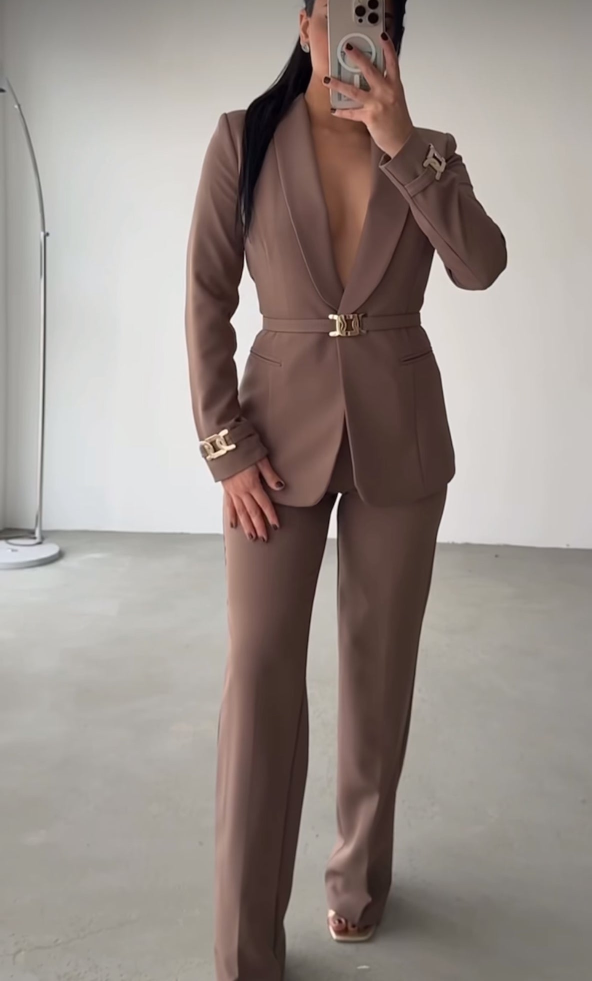 Tailleur Elisabetta dal design sofisticato e ultra femminile, perfetto per chi ama uno stile deciso ed elegante.