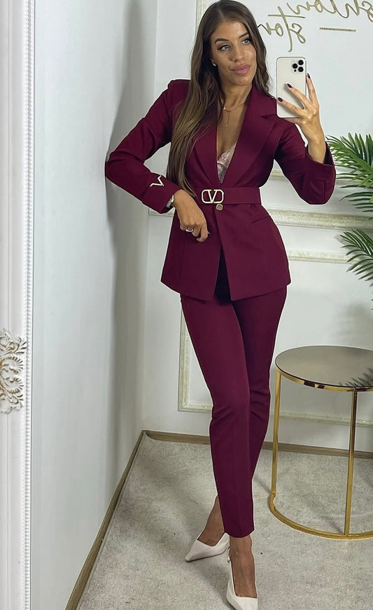 Tailleur VALENTINA con il blazer dal taglio sartoriale è arricchito da dettagli ricamati sulle maniche e una fibbia V dorata in coordinato con la cinta V mentre il pantalone leggermente elasticizzato ti garantisce un look sofisticato elegante