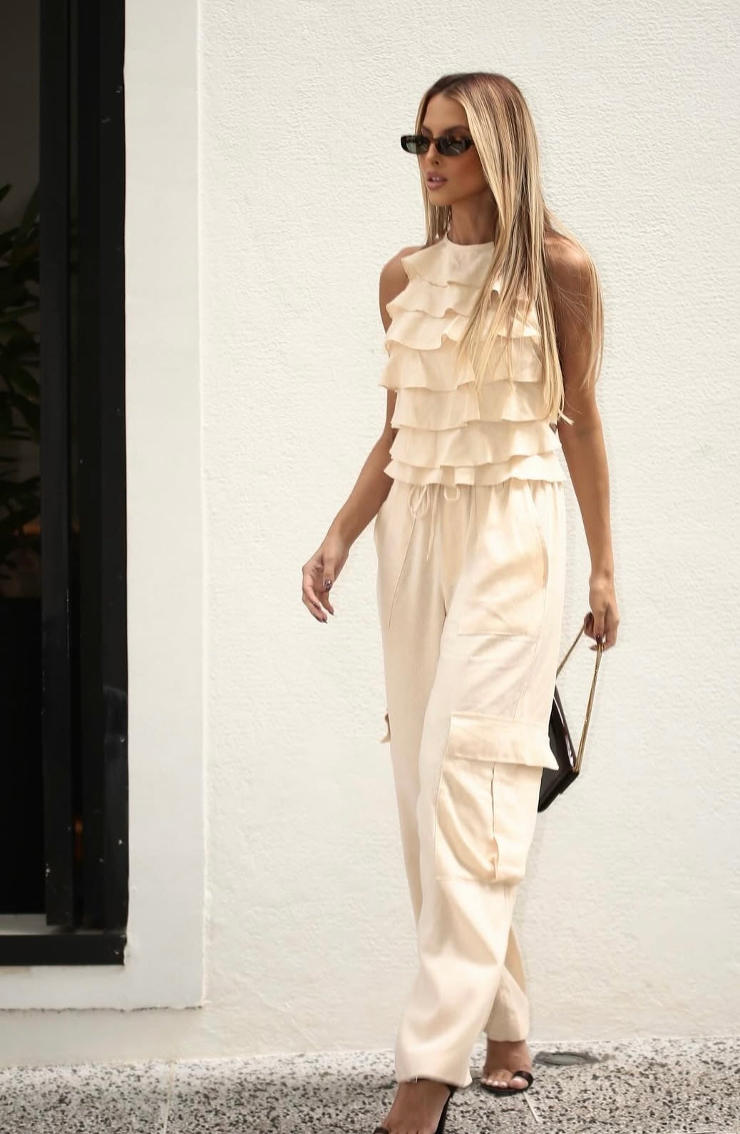 Set PALOMA Look minimal ma d’impatto: top con balze leggere e pantalone ampio con tasche cargo.
Il completo perfetto per giornate estive all’insegna dello stile e della comodità.
Disponibile in 5 colori