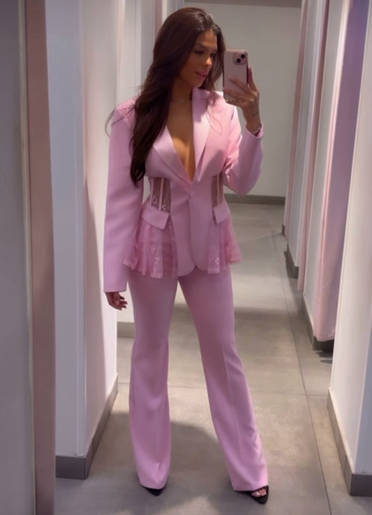 Tailleur MIA elegante composto da blazer e pantaloni coordinati, disponibile in quattro colori raffinati: nero, beige, rosa e azzurro. Il blazer presenta un elegante rever in raso e dettagli in pizzo trasparente sui lati pantalone classico