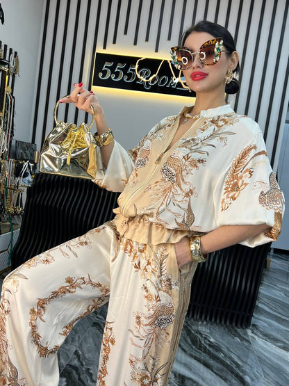 Setcord VANESSA è un elegante completo coordinato in seta satinato con un vivace design barocco