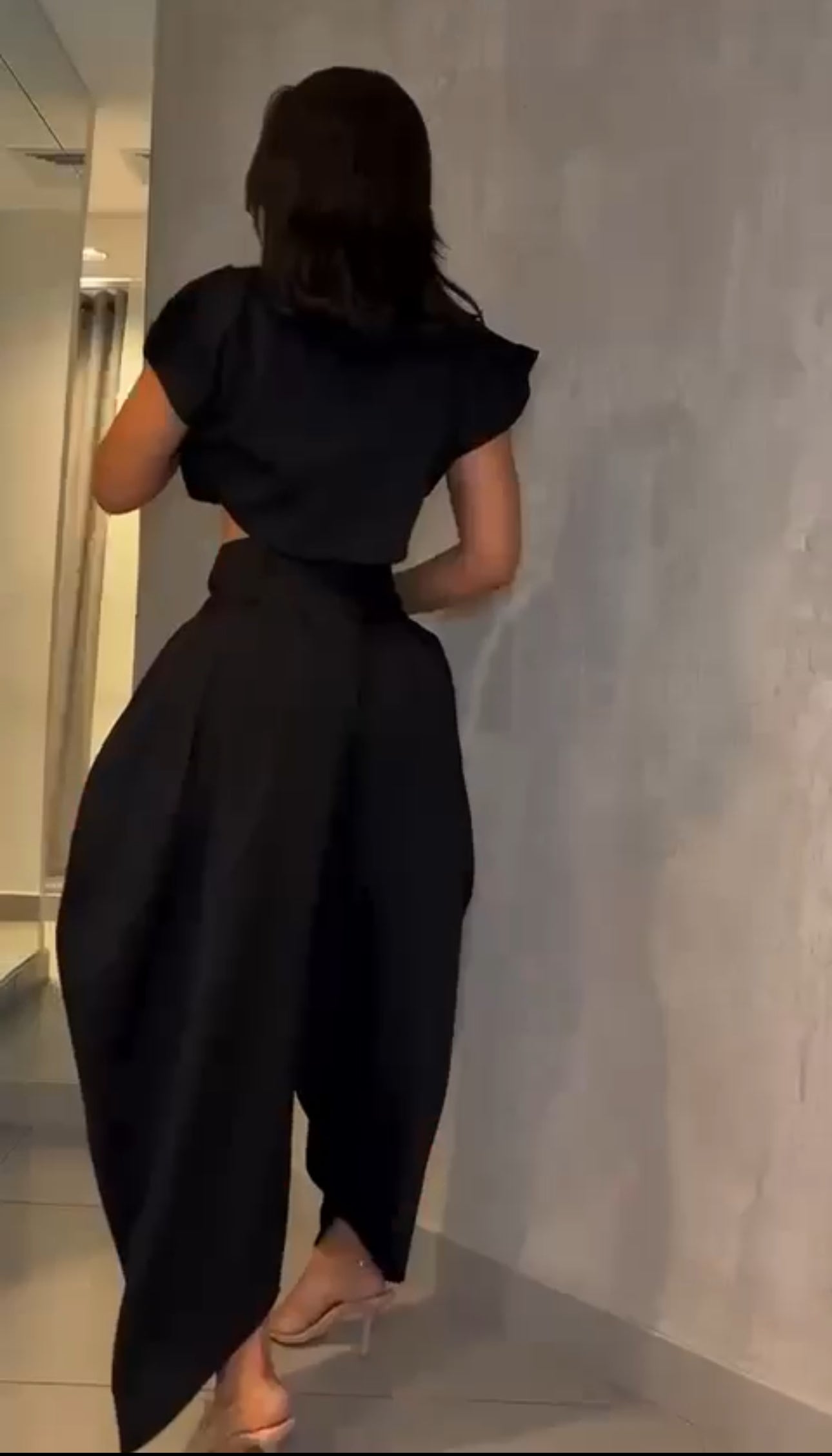 Set PRAGA Completo elegante composto da crop top a collo alto e pantaloni palazzo morbidi con pieghe frontali. Realizzato in tessuto fluido e leggero per una vestibilità confortevole e chic.