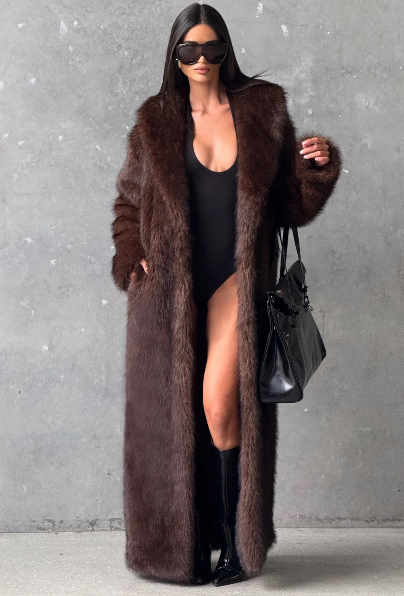 Pelliccia BRENDA Un modello avvolgente e sofisticato, caratterizzato da una linea dritta e dal volume morbido. Realizzato in pelliccia di visone ecologico di alta qualità, garantisce calore e comfort con un tocco glamour.