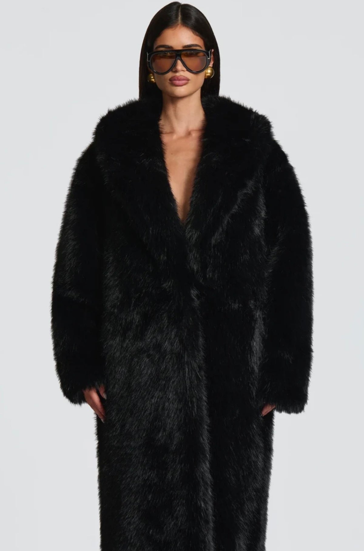 Pelliccia BRENDA Un modello avvolgente e sofisticato, caratterizzato da una linea dritta e dal volume morbido. Realizzato in pelliccia di visone ecologico di alta qualità, garantisce calore e comfort con un tocco glamour.
