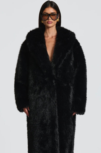 Pelliccia BRENDA Un modello avvolgente e sofisticato, caratterizzato da una linea dritta e dal volume morbido. Realizzato in pelliccia di visone ecologico di alta qualità, garantisce calore e comfort con un tocco glamour.