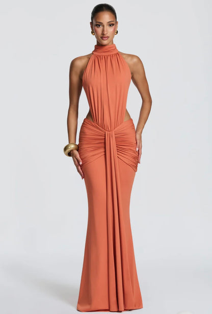 Abito Sofia Caratterizzato da una silhouette a sirena che valorizza le forme, questo modello unisce un sofisticato collo alto a un audace gioco di drappeggi e intagli cut-out sui fianchi.