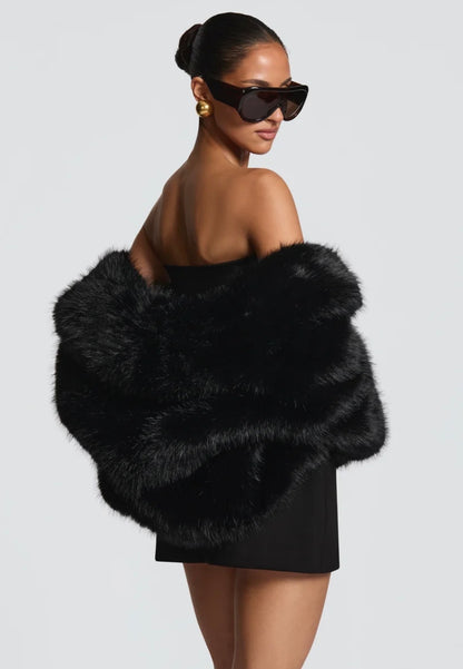 Crop Eco-Fur Jacket – Luxe Edition "Essenziale per la stagione fredda: caldo, leggero e irresistibilmente glam."