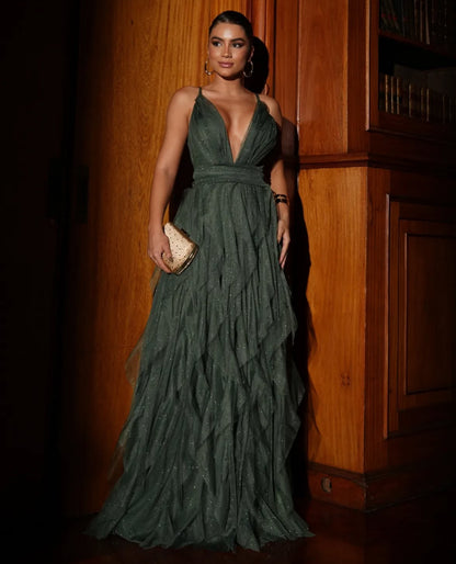 Vestito MILLY è un elegante abito da sera con scollatura profonda a V e spalline sottili La vita mette in risalto la silhouette mentre la gonna è ampia e vaporosa  composta da diversi strati di tessuto con balze asimmetriche