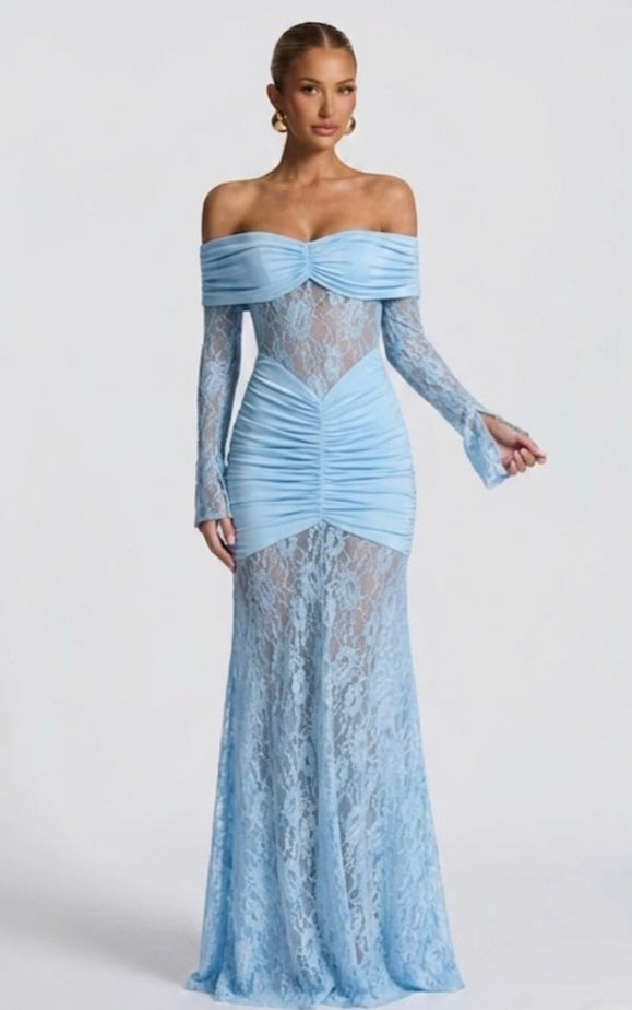 Abito AMIRA Trasparenze audaci e drappeggi perfetti. Scopri l'abito lungo in pizzo e mesh che ridefinisce l'eleganza per i tuoi eventi speciali.