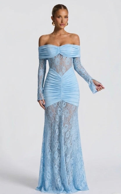 Abito AMIRA Trasparenze audaci e drappeggi perfetti. Scopri l'abito lungo in pizzo e mesh che ridefinisce l'eleganza per i tuoi eventi speciali.