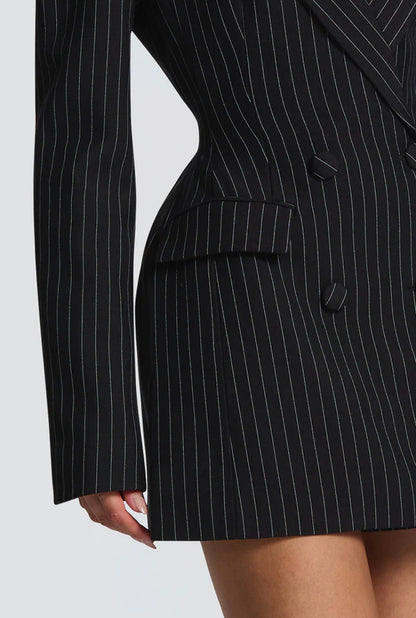 Blazer Dress AURORA 
Raffinato, moderno e irresistibilmente femminile.
In promo esclusiva con cintura in coordinato: lo stile perfetto per distinguerti con eleganza