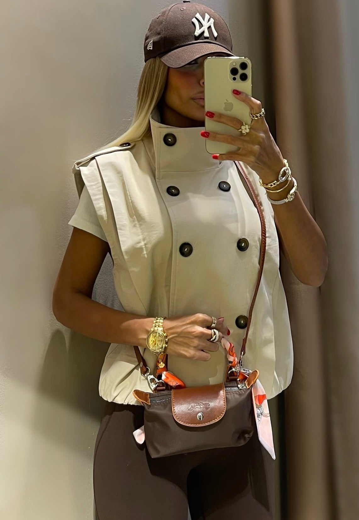 Gilet Trench Smanicato con Collo Alto Sartorialità e stile contemporaneo si fondono in questo gilet smanicato in stile trench. Caratterizzato da un design a doppio petto e un colletto alto strutturato