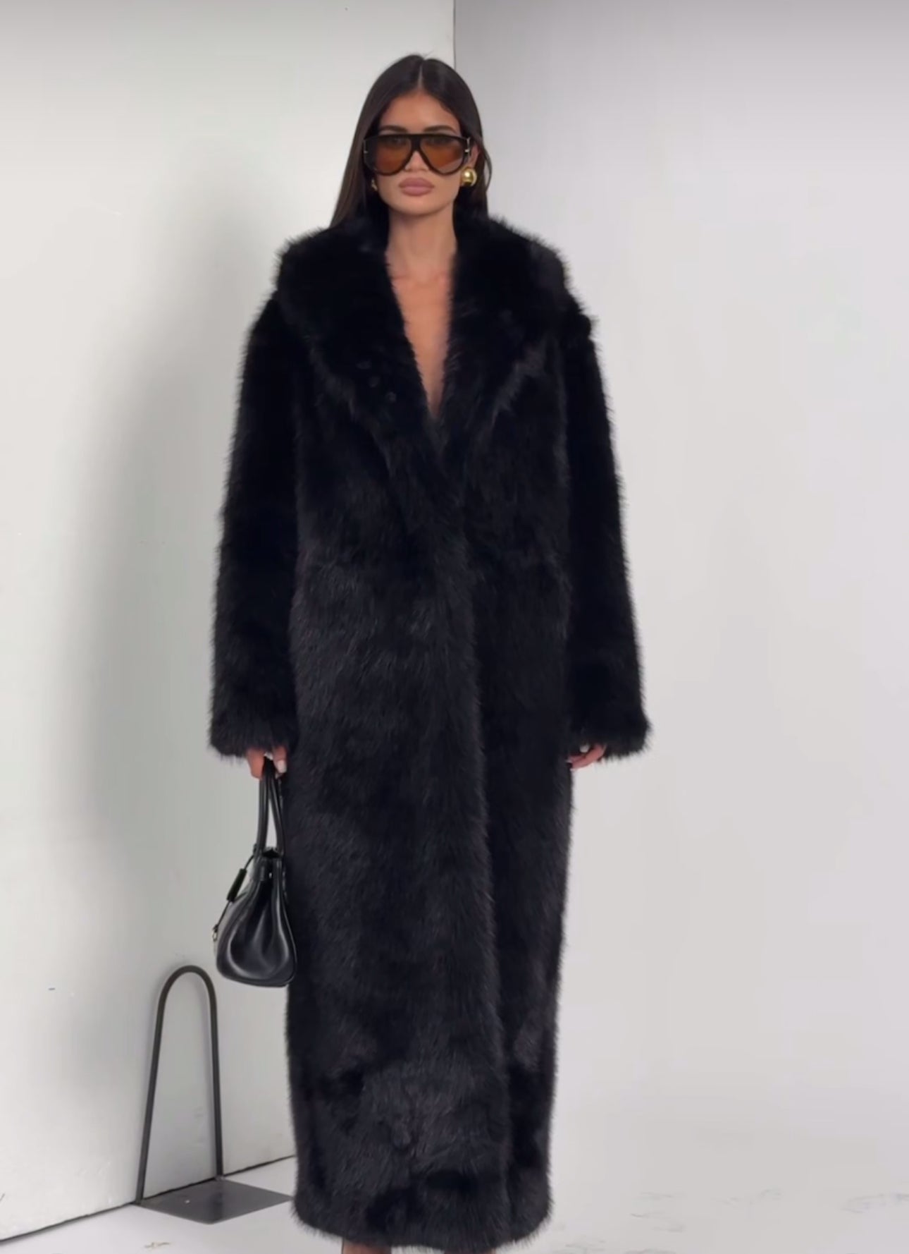 Pelliccia BRENDA Un modello avvolgente e sofisticato, caratterizzato da una linea dritta e dal volume morbido. Realizzato in pelliccia di visone ecologico di alta qualità, garantisce calore e comfort con un tocco glamour.