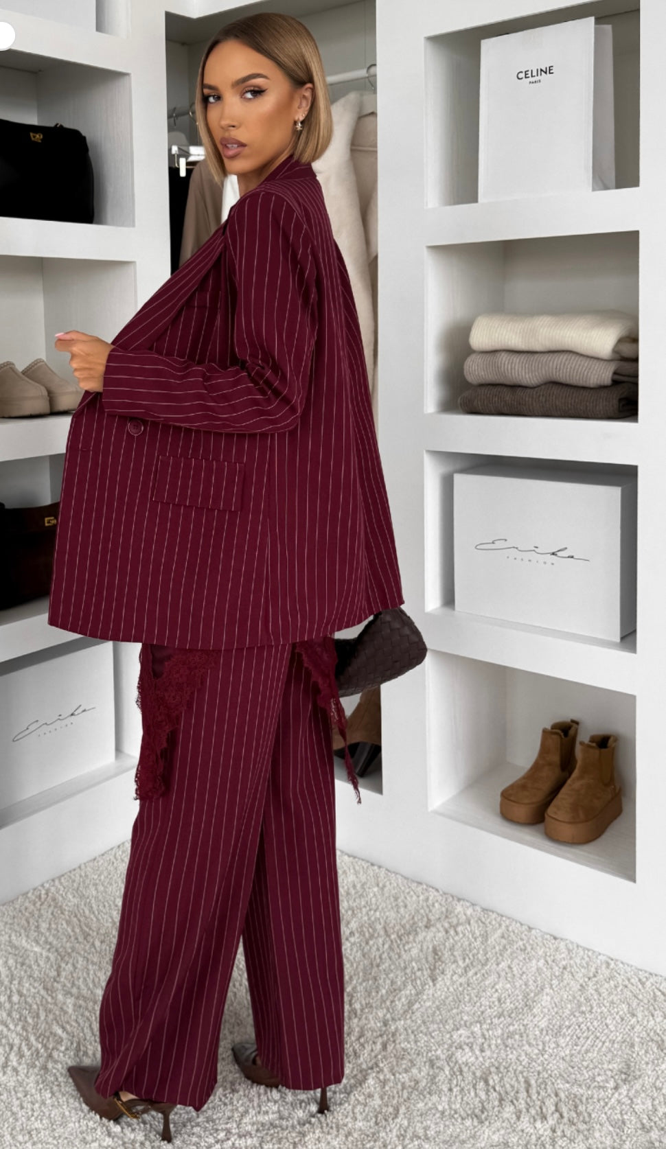Tailleur Erika sofisticato dal carattere deciso, perfetto per chi ama un’eleganza contemporanea con un tocco sensuale. Il set è composto da blazer doppio petto gessato con top in pizzo e pantalone coordinato a gamba ampia