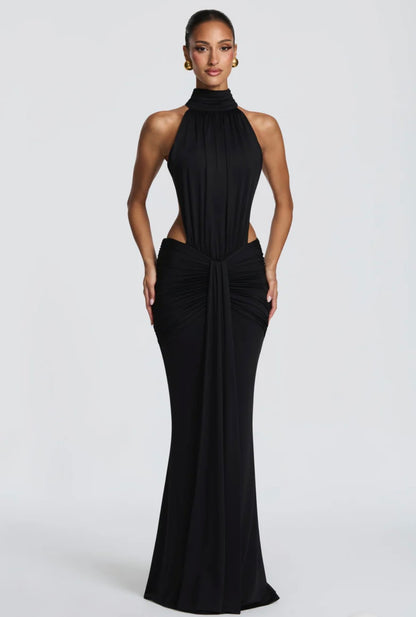 Abito Sofia Caratterizzato da una silhouette a sirena che valorizza le forme, questo modello unisce un sofisticato collo alto a un audace gioco di drappeggi e intagli cut-out sui fianchi.