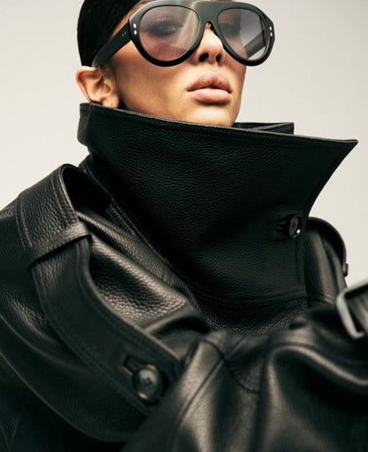 Eleva il tuo stile urbano con questo iconico giubbotto biker bomber oversize. Un capo che fonde la grinta della giacca in pelle al design d'avanguardia: caratterizzato da un imponente collo alto strutturato, allacciatura al petto