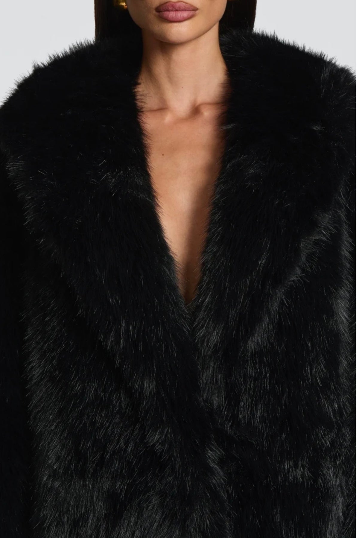Pelliccia BRENDA Un modello avvolgente e sofisticato, caratterizzato da una linea dritta e dal volume morbido. Realizzato in pelliccia di visone ecologico di alta qualità, garantisce calore e comfort con un tocco glamour.