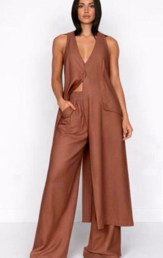 Tris Aurora Silhouette fluida e raffinata in lino 💯 % Il tris  include gilet lungo con scollo a V retro con incrocio pantaloni wide-leg  e top coordinato. Vestibilità rilassata, linee pulite, dettagli sartoriali.