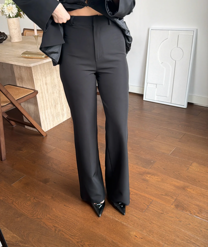 Tailleur AURORA con Collo Coreano Eleganza minimal, carattere deciso è la scelta perfetta per chi desidera un look sofisticato e contemporaneo, capace di distinguersi con classe.
