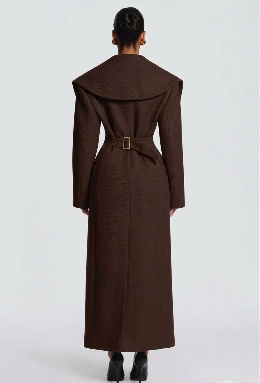 Cappotto Lungo Sartoriale con Maximantellina Un capospalla scenografico e di classe che ridefinisce l'eleganza invernale. Caratterizzato da un'ampia mantellina sulle spalle e una silhouette clessidra accentuata dal punto vita segnato.