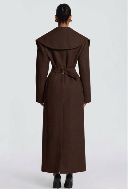 Cappotto Lungo Sartoriale con Maximantellina Un capospalla scenografico e di classe che ridefinisce l'eleganza invernale. Caratterizzato da un'ampia mantellina sulle spalle e una silhouette clessidra accentuata dal punto vita segnato.