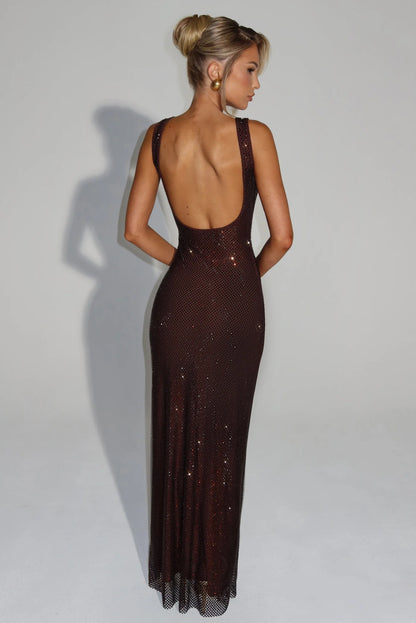 Abito LOLA Sensuale ed elegante, questo abito maxi scintillante avvolge la silhouette con una vestibilità morbida . Il tessuto luminoso cattura la luce ad ogni movimento, mentre lo scollo squadrato e le spalline larghe donano un tocco moderno e raffinato.