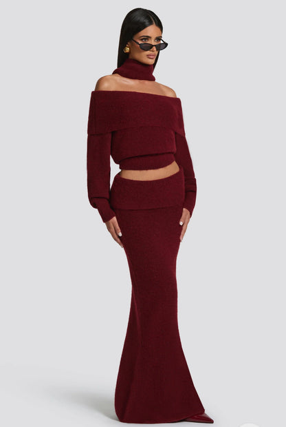 Set BIANCA composto da maglia off-shoulder e gonna lunga a sirena. Realizzato in morbida maglia calda, avvolge la silhouette con eleganza e comfort. Il design con collo ad anello e spalle scoperte aggiunge un tocco sofisticato e sensuale