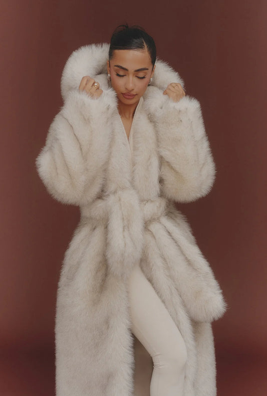 Pelliccia Giada in eco-pelliccia lunga
Eleganza e calore in un unico capo. Il cappotto Giada in eco-pelliccia premium unisce comfort e lusso, perfetto per le giornate più fredde.
Il taglio lungo e la linea morbida donano un effetto avvolgente e sofistica