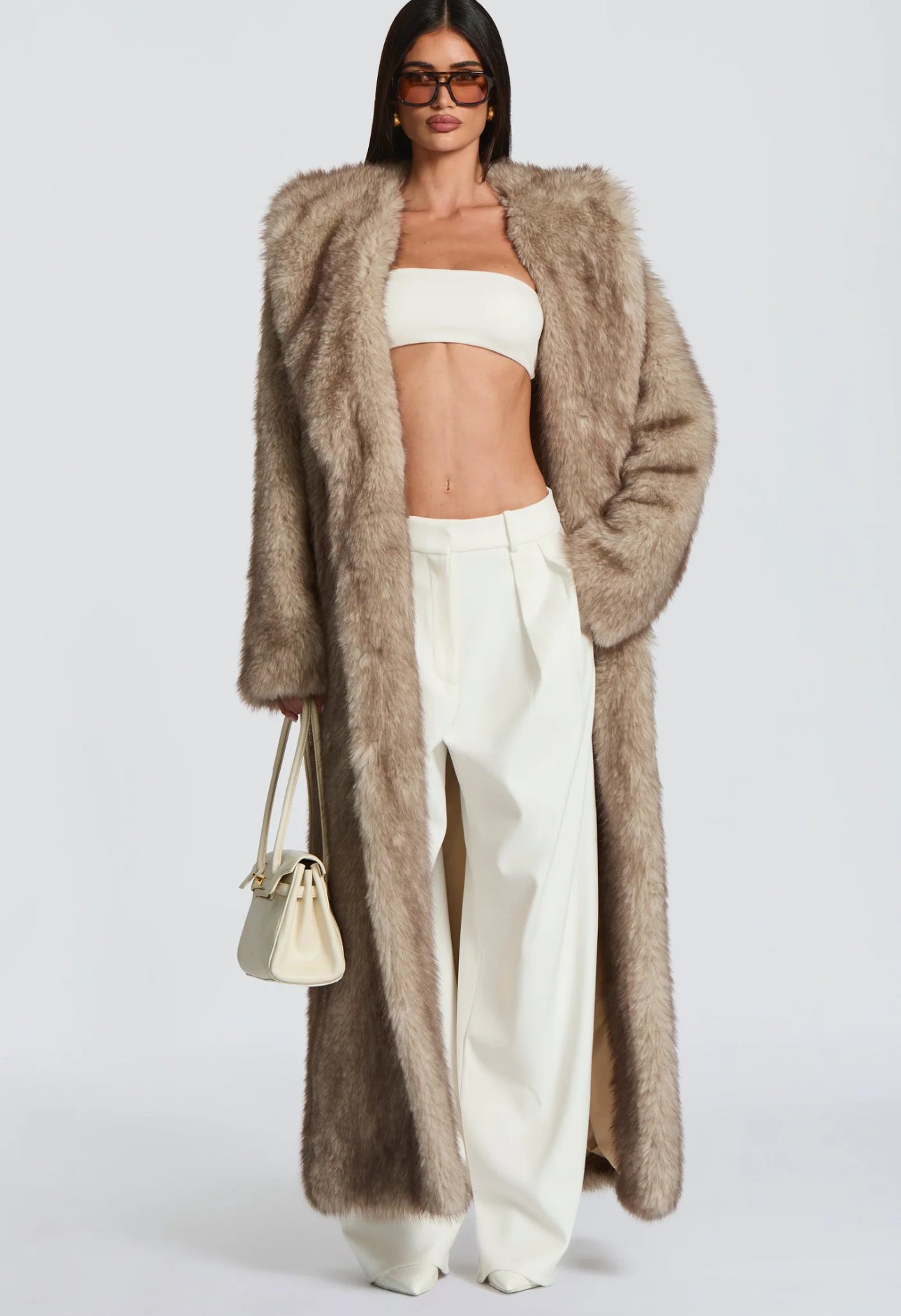 Pelliccia BRENDA Un modello avvolgente e sofisticato, caratterizzato da una linea dritta e dal volume morbido. Realizzato in pelliccia di visone ecologico di alta qualità, garantisce calore e comfort con un tocco glamour.