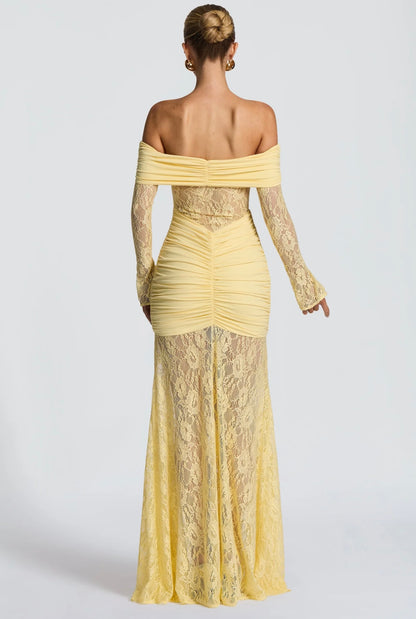 Abito AMIRA Elegante e sensuale, questo abito lungo off-shoulder in pizzo valorizza la silhouette con dettagli arricciati e trasparenze raffinate. Perfetto per cerimonie, eventi e serate glamour. Un look da vera protagonista.