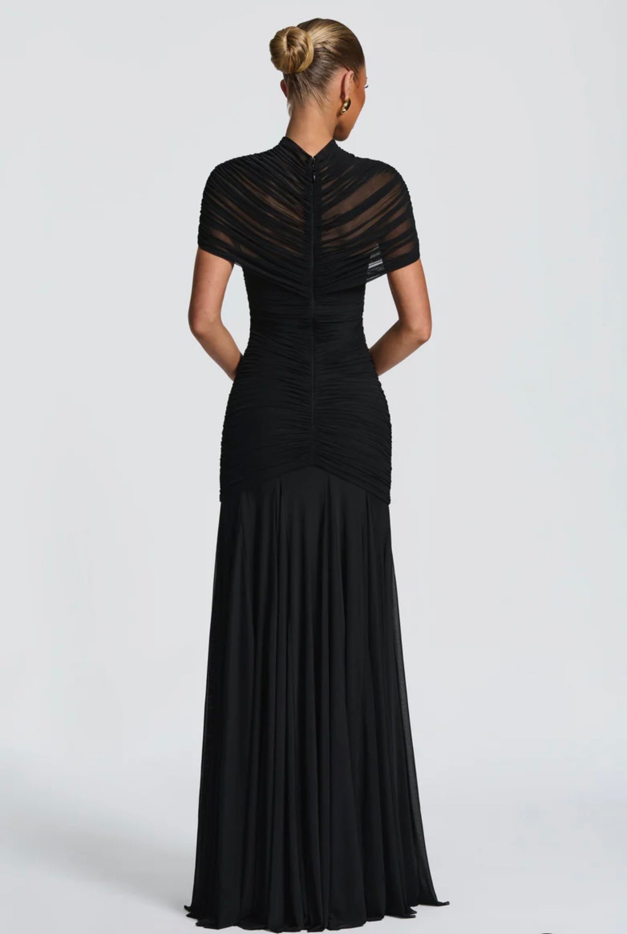 Abito Martina lungo elegante realizzato in tessuto leggero e drappeggiato che valorizza la silhouette. Design sofisticato con top incrociato effetto cut-out e gonna fluida a sirena.