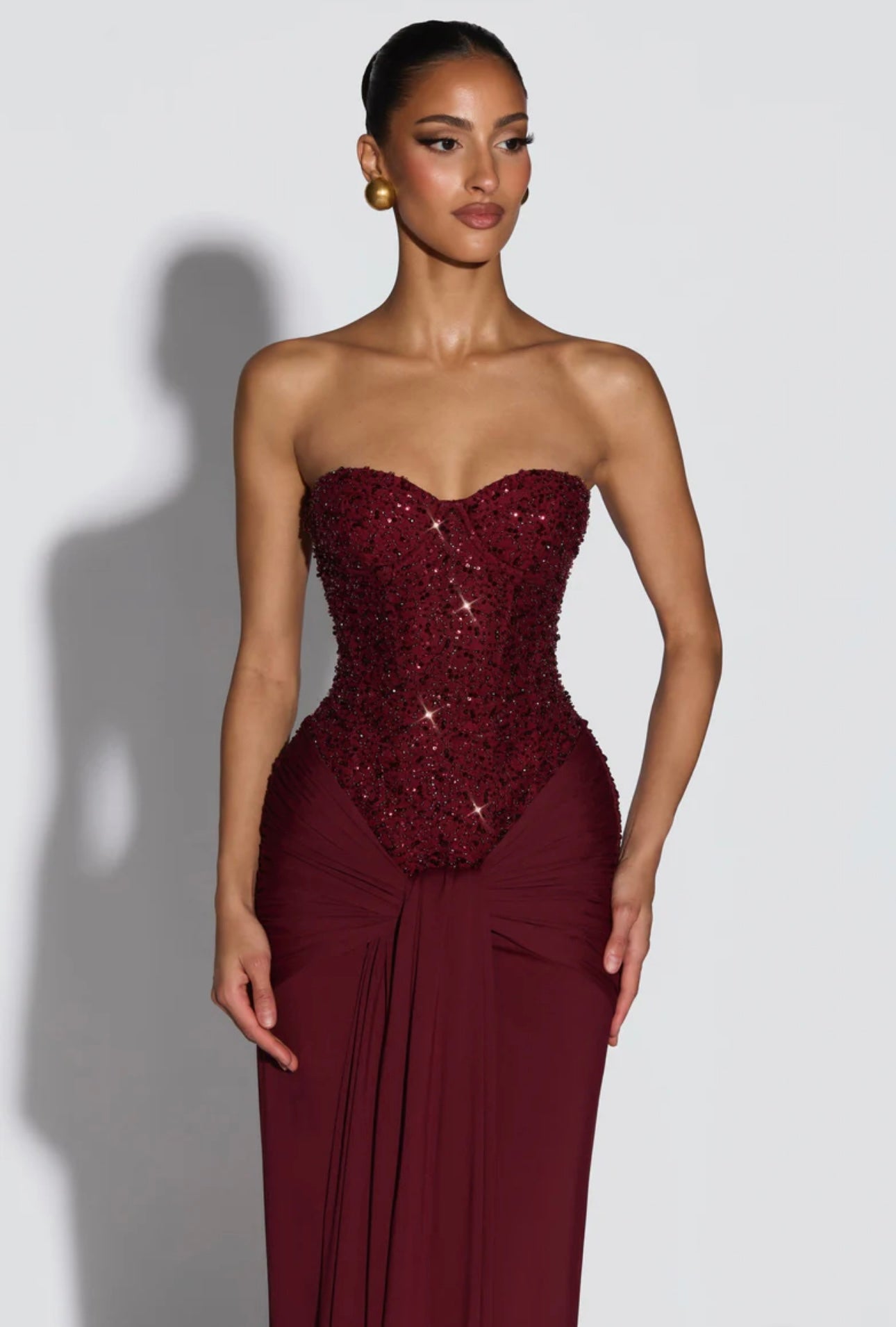 Long dress LUNA Romantico e sofisticato,è pensato per lasciare il segno. Il corpetto strapless strutturato, impreziosito da micro-cristalli luminosi, valorizza il décolleté e la silhouette. La gonna lunga in tessuto fluido cade morbida