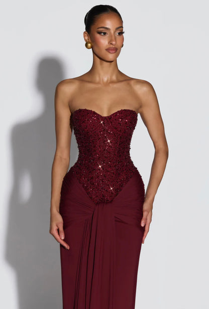 Long dress LUNA Romantico e sofisticato,è pensato per lasciare il segno. Il corpetto strapless strutturato, impreziosito da micro-cristalli luminosi, valorizza il décolleté e la silhouette. La gonna lunga in tessuto fluido cade morbida