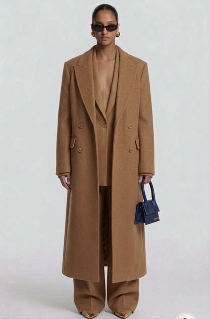 L'Outfit Completo Elegante: Tailleur Sartoriale & Cappotto Lungo coordinato⁠ Il perfetto connubio tra potenza e raffinatezza sartoriale. Un look completo pensato per la donna moderna che desidera un'eleganza impeccabile, dal mattino alla sera.